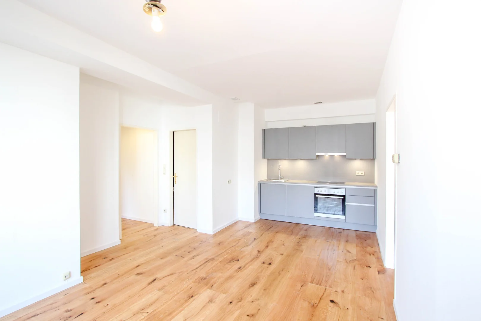 Moderne Küche in 1060 Wien mit Kochinsel